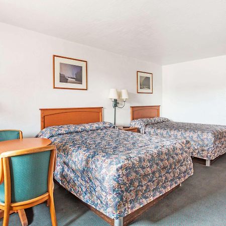 Americas Best Value Inn Wendover Bagian luar foto