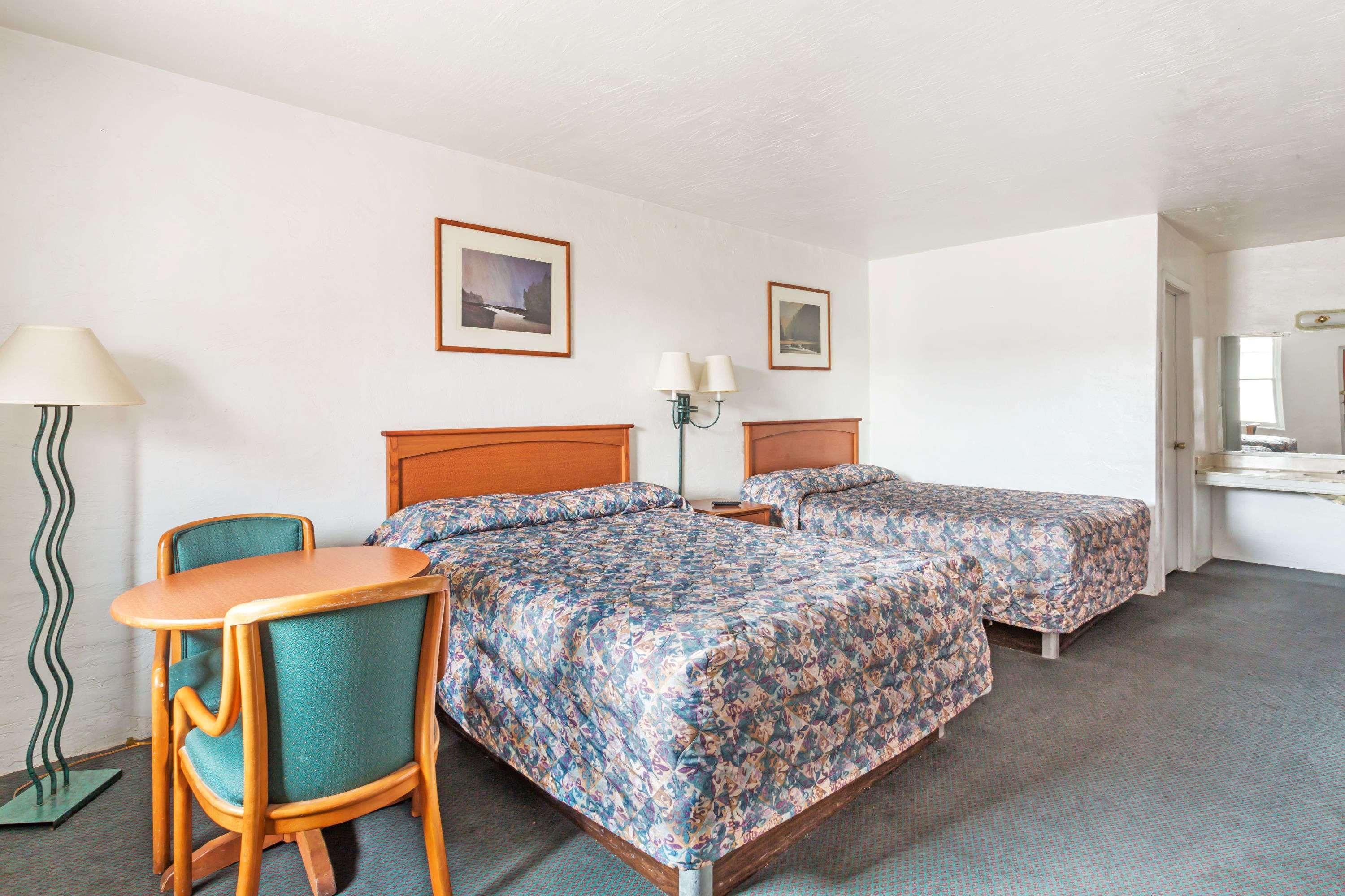 Americas Best Value Inn Wendover Bagian luar foto