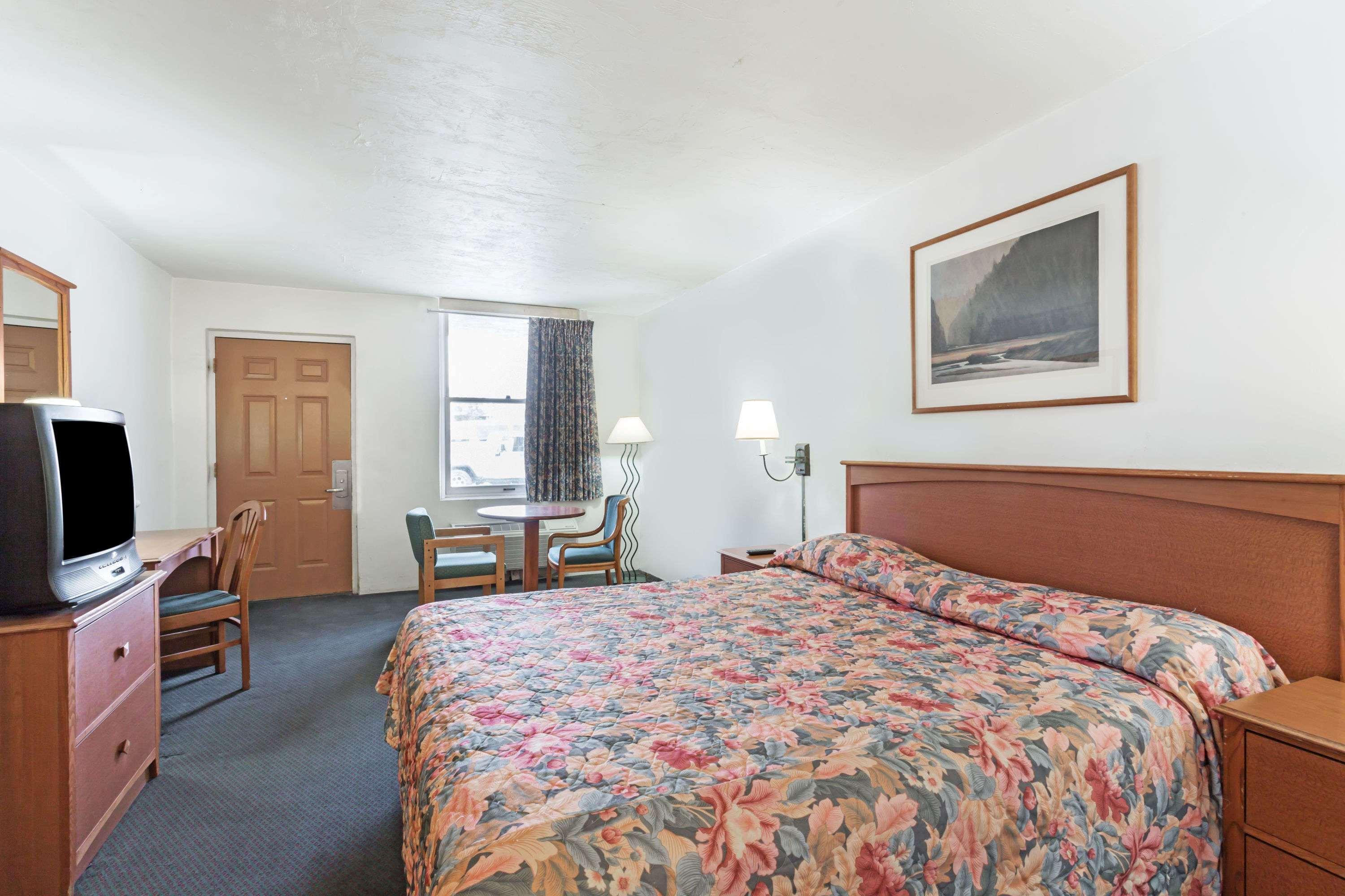 Americas Best Value Inn Wendover Bagian luar foto