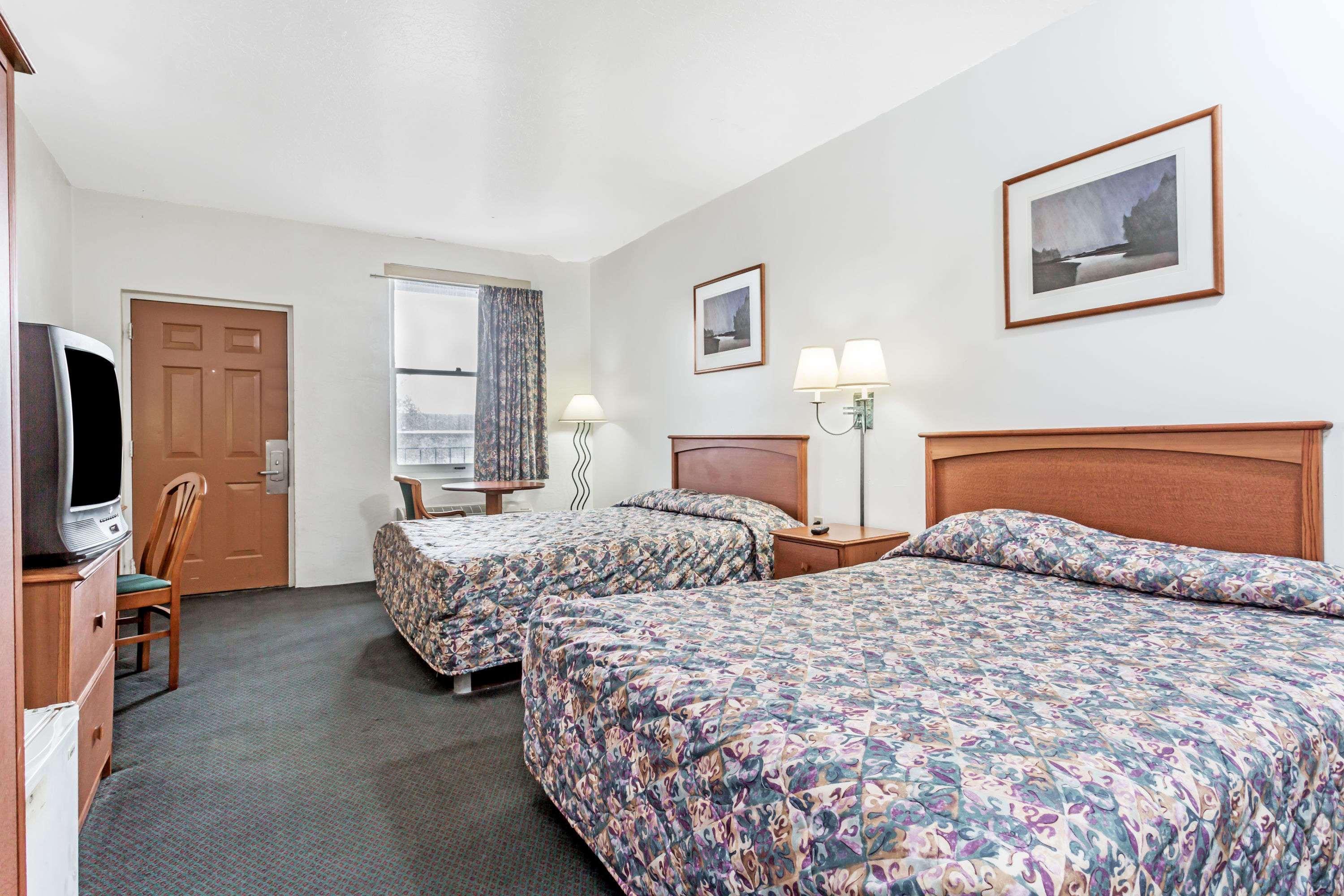Americas Best Value Inn Wendover Bagian luar foto