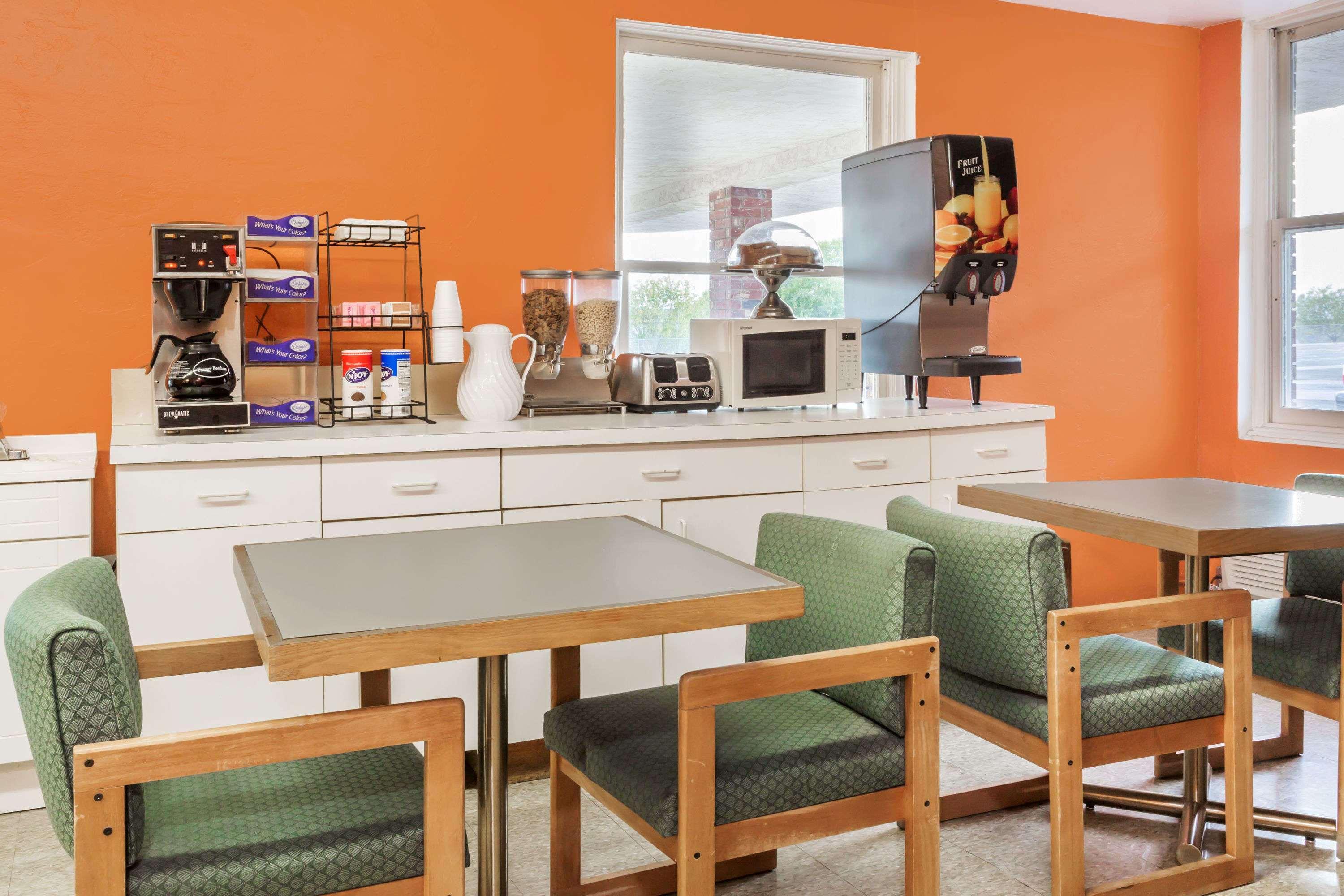 Americas Best Value Inn Wendover Bagian luar foto