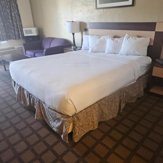 Americas Best Value Inn Wendover Bagian luar foto