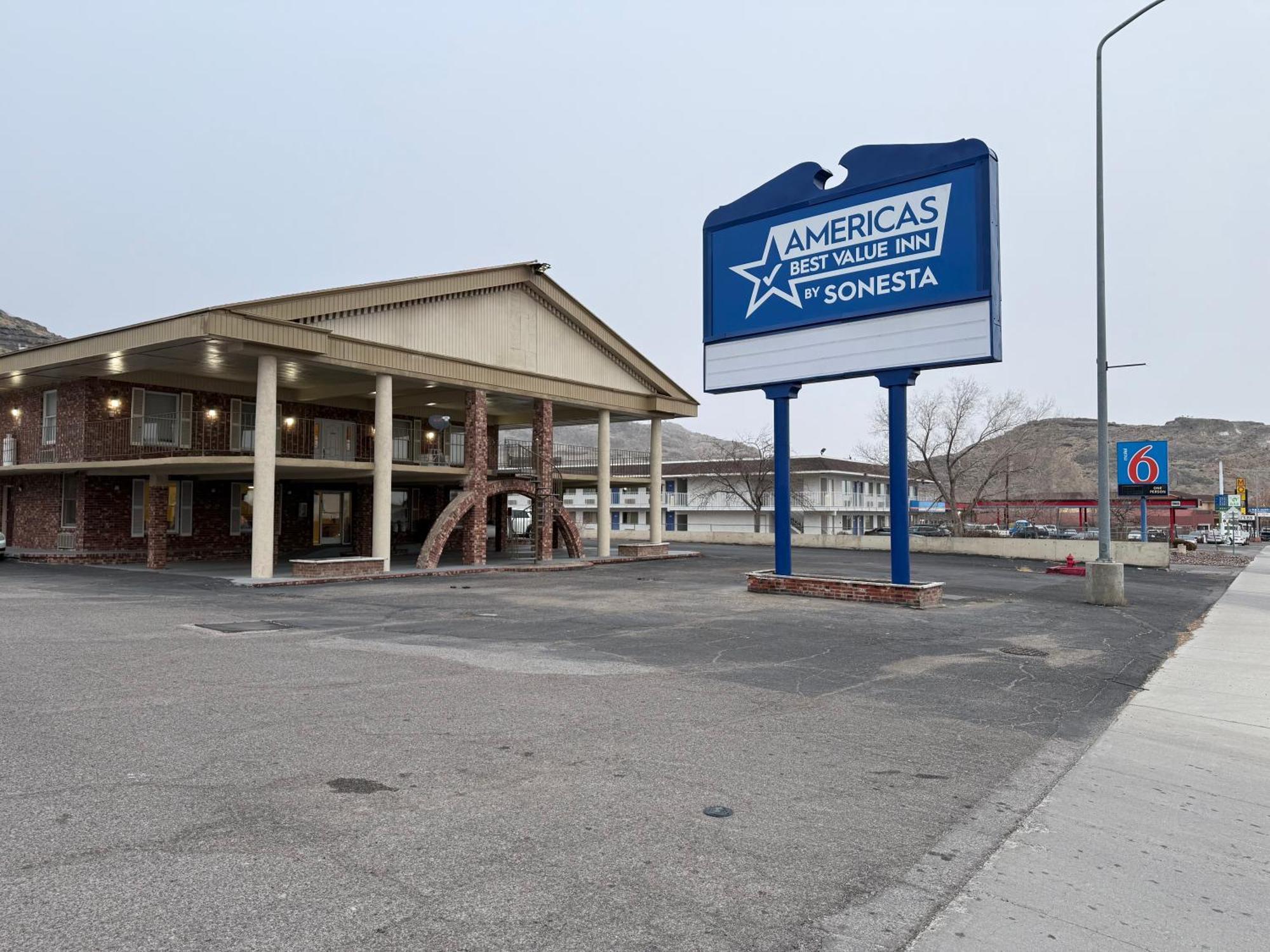 Americas Best Value Inn Wendover Bagian luar foto