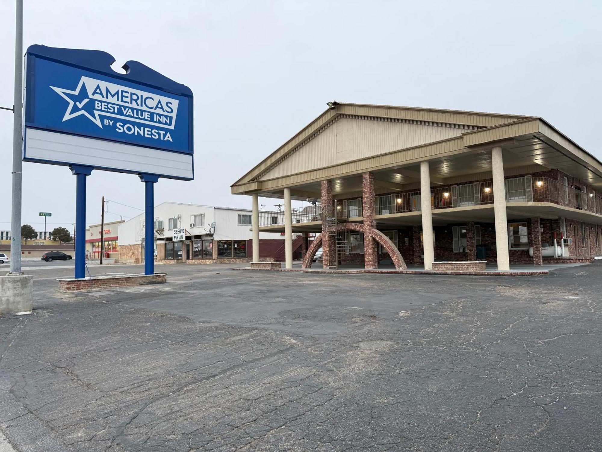 Americas Best Value Inn Wendover Bagian luar foto