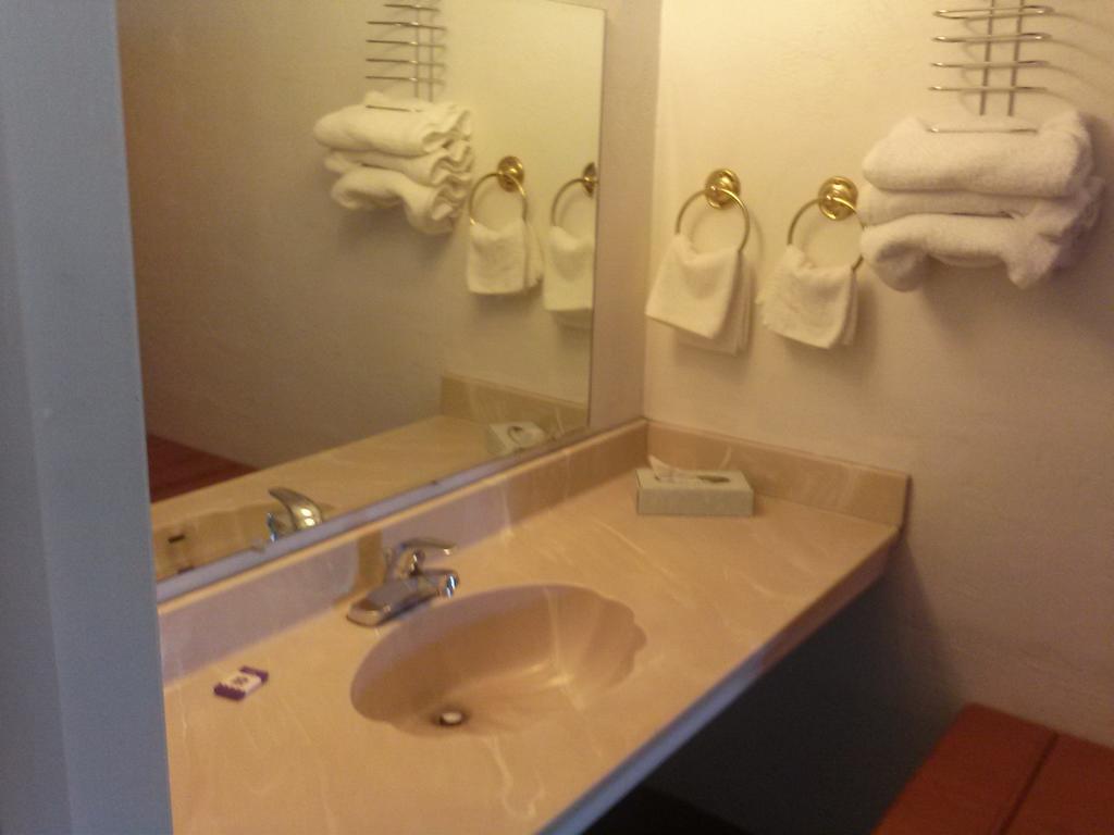 Americas Best Value Inn Wendover Ruang foto